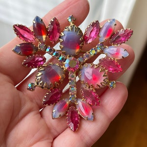 Roze strassteenbroche met Givre cabochons, ca. jaren 1950