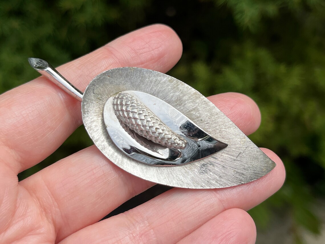 Broche Moderniste Tourbillon 3D - Acier Et Cabochon Style Agate - Occasion Bon état