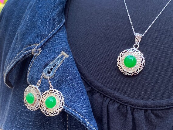 翡翠のネックレスとイヤリングのセット、タイ製、1990 年代頃 - Etsy 日本