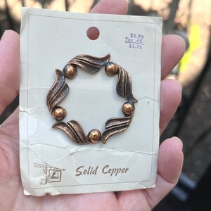 Broche de coroa de cobre, Bell Trading Post, em cartão original, por volta da década de 1960