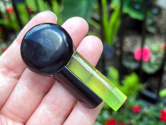 Chunky Bakelite-Era Dress Clip, Black and Lime Gr… - image 3