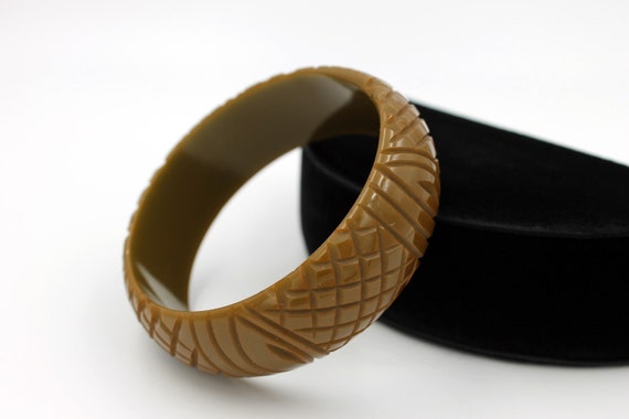 Olive Green Bakelite Bangle, Pineapple Carved, ca… - image 4