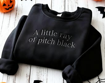 Broderad tröja med texten "En liten stråle av kolsvart", rolig sarkasm, gotisk mörk humor, rolig tröja för vänner, present till vän