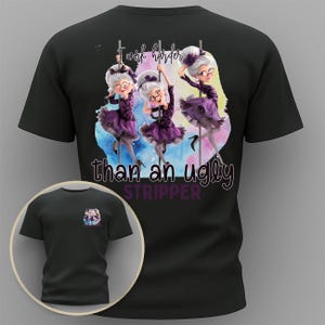 Pode incluir: Camiseta preta com um gráfico engraçado de três mulheres de desenho animado dançando no poste, com o texto "I work harder than an ugly stripper". Uma versão menor do design está na frente.