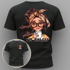 以下が含まれることがあります： メガネをかけた女性がマグカップを持っている漫画のイラストが描かれた黒いTシャツ。「I'm not always a bitch, sometimes I'm asleep」と書かれています。デザインの小さなバージョンが前面にあります。