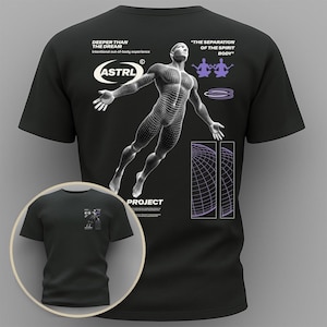 Puede incluir: Camiseta negra con un gráfico de una figura humana de alambre y el texto "ASTRL" y "PROJECT". La parte posterior de la camiseta presenta las frases "DEEPER THAN THE DREAM" y "THE SEPARATION OF THE SPIRIT BODY".