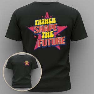 Puede incluir: Camiseta negra con el texto "FATHER SHAPE THE FUTURE" en amarillo y rojo, dentro de una estrella roja. Una versión más pequeña de la camiseta se muestra en un recuadro circular en la parte inferior.