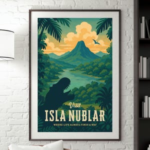 以下が含まれることがあります： 熱帯の風景を描いた額入りのポスター。川、山、緑豊かな植物が描かれています。 恐竜のシルエットが前景にあります。 ポスターには「Visit Isla Nublar」と「Where life always finds a way」と書かれています。