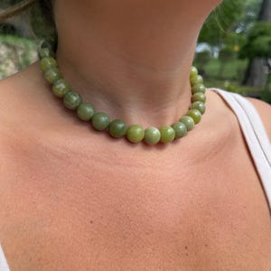 Collar de cuentas de jade verde grueso hecho a mano con cierre de palanca chapado en oro de 18 quilates.