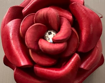 2-calowa ręcznie robiona skórzana róża z systemem magnetycznym