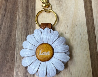 Ręcznie robiony brelok do kluczy z białej skóry w kształcie stokrotki