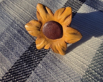 Ręcznie robiony skórzany pierścień z dzikim kwiatem ze skóry