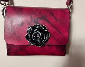 Ręcznie robiona skórzana torebka z czarną różą