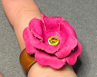 Ręcznie robiony skórzany pierścień z kwiatkiem ze skóry