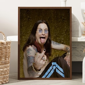 Affiche d&#39;Ozzy Osbourne, doigt du milieu, tournage à Los Angeles en 2002, icône du rock avec cadre en bois d&#39;art mural, décoration musicale audacieuse