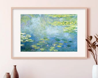 Könnte beinhalten: Gerahmter Kunstdruck eines Seerosenteichs im impressionistischen Stil. Das Kunstwerk zeigt eine ruhige Szene mit blauem Wasser und grünen Seerosenblättern, gerahmt in hellem Holz. Dekorative Vasen und eine Pflanze stehen auf einer Holzoberfläche.