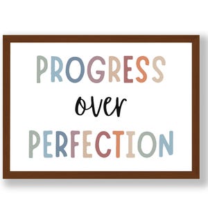 Decoración de oficina inspiradora de madera con el progreso por encima de la perfección, decoración bohemia motivacional para el aula, póster de afirmación positiva tipográfica