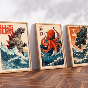 Può includere: Tre stampe artistiche incorniciate con illustrazioni di ispirazione giapponese. Le stampe raffigurano Godzilla, un polpo e un drago in un ambiente marino. Ogni stampa ha una cornice in legno e include testo giapponese. L'opera d'arte utilizza tonalità blu, rosse e beige.