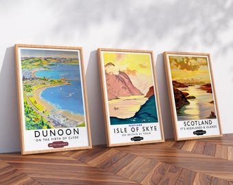 Może przedstawiać: Trzy oprawione plakaty podróżnicze z motywami vintage. Plakaty przedstawiają malownicze widoki Dunoon, Isle of Skye i Szkocji. Każdy plakat ma drewnianą ramę i zawiera tekst, taki jak "Dunoon", "Isle of Skye" i "Scotland".