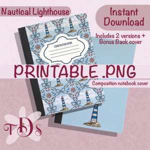 Op de afbeelding: Een omslag voor een compositieboek met een nautisch thema. De omslag heeft een patroon van vuurtorens, ankers en reddingsboeien op een lichtblauwe achtergrond. De woorden "PRINTABLE.PNG" staan prominent weergegeven.