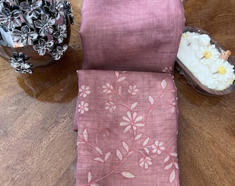 Roze linnen sari met bloemen
