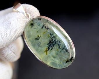 Colgante de prehnita verde natural, plata de ley 925, collar minimalista estilo boho.