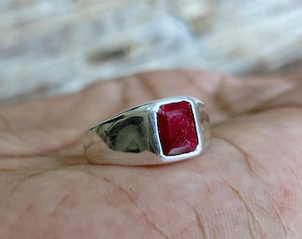 Anillo de sello con rubí natural en forma de cojín / Plata de ley 925, piedra de nacimiento de julio, joya llamativa