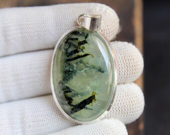 Colgante de prehnita verde natural, plata de ley 925, collar minimalista estilo boho.