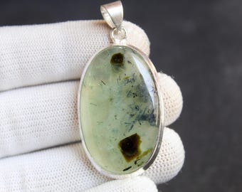 Colgante de prehnita verde, collar de prehnita natural, piedra preciosa verde translúcida, joyería hecha a mano en plata 925, regalo minimalista bohemio.