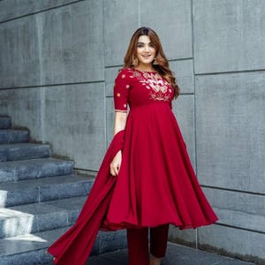 Neue Designer-Kollektion aus römischer Seide mit Stickereien Top-Bottom und Dupatta Set komplett genäht, bereit zu tragen