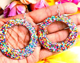 Orecchini con resina a effetto granella/Ganci in argento 925/Stile retrò anni '70/Orecchini stile disco/Codette di zucchero arcobaleno/Creato da: Von'Dez