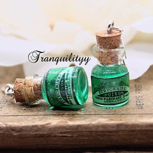 Pendientes de botella de poción / Pendientes de poste de botella verde de estricnina y pendientes / Post mortem, funerario / empresario de pompas fúnebres, diversión espeluznante / frasco de vidrio