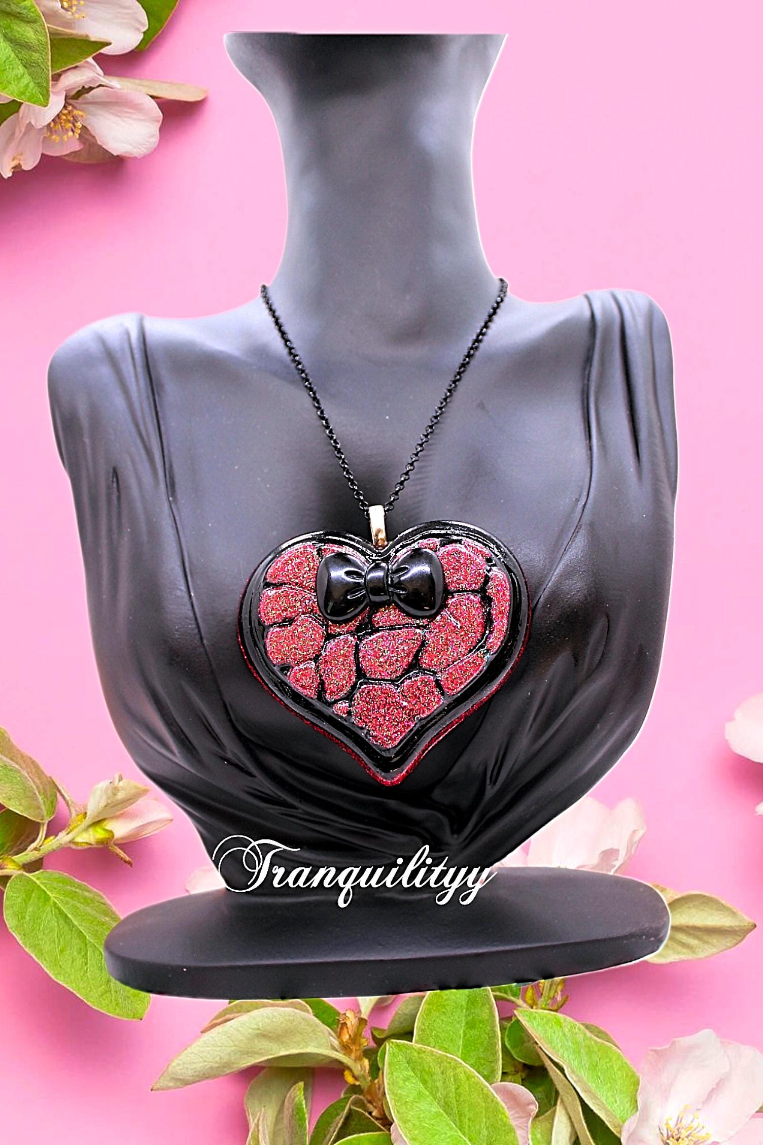 キラキラハートの樹脂ネックレス：かわいい黒リボン、ハンドメイド 