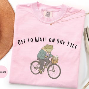 Grappig shirt mahjongkikker, cadeau mahjong-speler, T-shirt mahjongliefhebber, cadeau voor tante mahjong, Comfort Colors®, off to wait on one tile Blossom