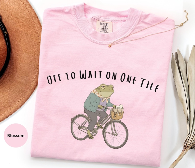Grappig shirt mahjongkikker, cadeau mahjong-speler, T-shirt mahjongliefhebber, cadeau voor tante mahjong, Comfort Colors®, off to wait on one tile Blossom