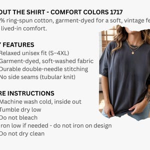 Op de afbeelding: Een antracietgrijs t-shirt met korte mouwen en een relaxte pasvorm. De tekst luidt: ABOUT THE SHIRT - COMFORT COLORS 1717, 100% ringgesponnen katoen, garment-dyed voor een zacht, vintage gevoel. KENMERKEN: Relaxte unisex pasvorm (S-4XL), zacht gewassen stof, duurzame dubbele stiksels, geen zijnaden. WASVOORSCHRIFTEN: Koud wassen in de machine, binnenstebuiten, op lage temperatuur drogen, niet bleken, strijken op lage stand, niet chemisch reinigen.