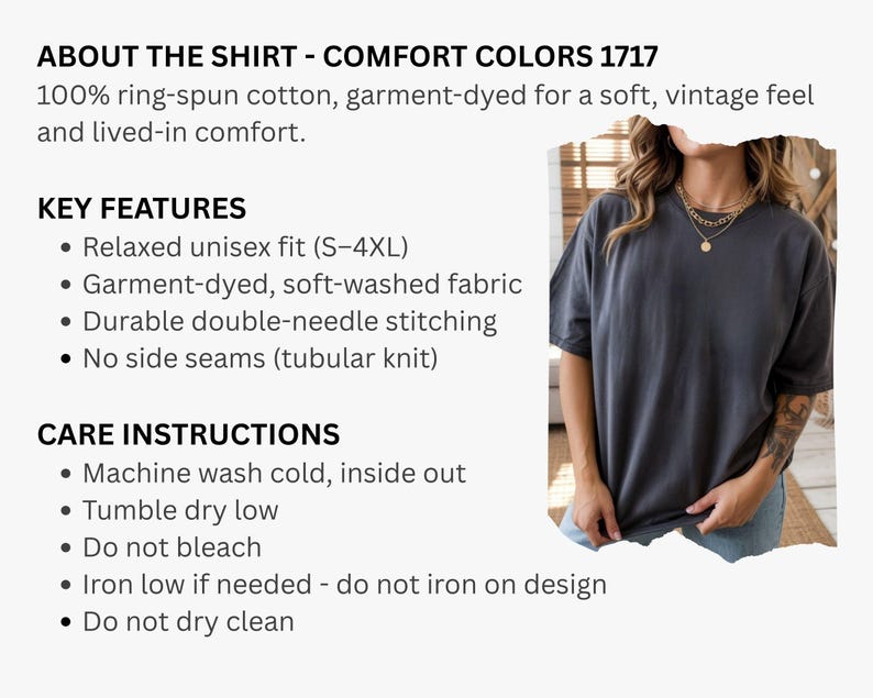 Op de afbeelding: Een antracietgrijs t-shirt met korte mouwen en een relaxte pasvorm. De tekst luidt: ABOUT THE SHIRT - COMFORT COLORS 1717, 100% ringgesponnen katoen, garment-dyed voor een zacht, vintage gevoel. KENMERKEN: Relaxte unisex pasvorm (S-4XL), zacht gewassen stof, duurzame dubbele stiksels, geen zijnaden. WASVOORSCHRIFTEN: Koud wassen in de machine, binnenstebuiten, op lage temperatuur drogen, niet bleken, strijken op lage stand, niet chemisch reinigen.