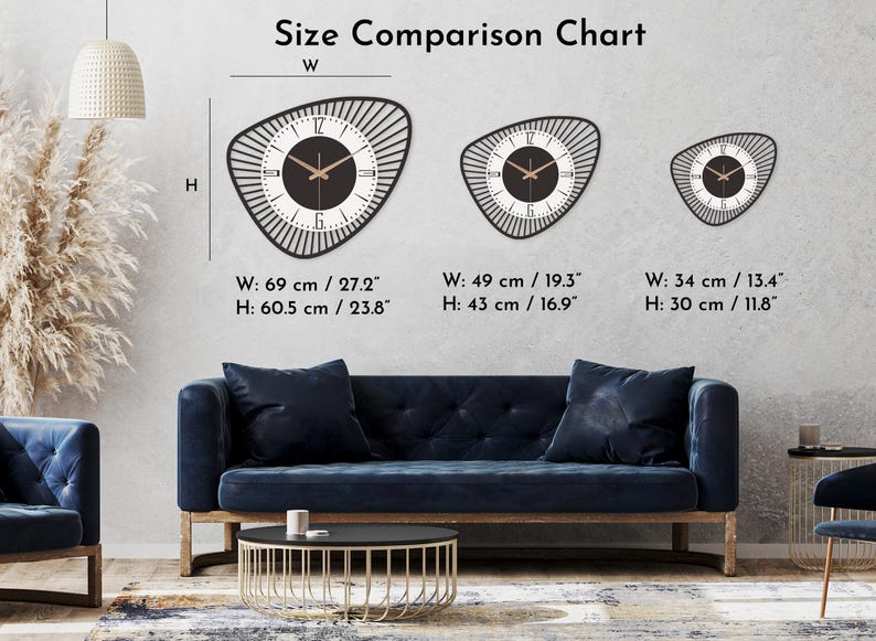 K&ouml;nnte beinhalten: Eine Gr&ouml;&szlig;envergleichstabelle zeigt drei schwarz-wei&szlig;e Wanduhren mit einem einzigartigen, asymmetrischen Design. Die gr&ouml;&szlig;te Uhr ist 69 cm breit und 60,5 cm hoch. Der Text "Size Comparison Chart" befindet sich oben.