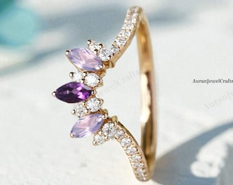 Fede nuziale con pietre preziose di ametista curva, anello con pietra portafortuna di febbraio in oro 14 carati, fascia delicata impilabile, delicato anello nuziale viola, regalo di Natale