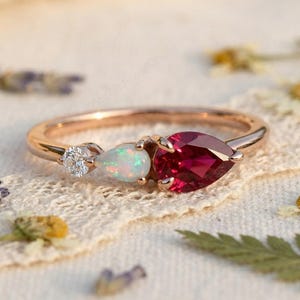 ペアシェイプのルビーとオパールの婚約指輪（ローズゴールド）、女性用スリーストーンリング、繊細な7月の誕生石リング、ユニークな記念日の贈り物、プロミスリング