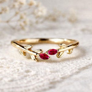 Różowa rubinowa obrączka ślubna z zakrzywionym liściem gałązki, obrączka ślubna z żółtego złota, obrączka ślubna, minimalistyczny pasujący pierścionek, prezent świąteczny dla niej