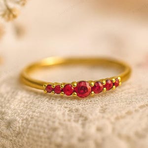 ルビーの結婚指輪 上品な約束 ルビーの宝石バンド ユニークなソリッド14Kイエローゴールドの結婚指輪リング 女性への記念日のブライダルギフト