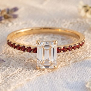 Anello con moissanite taglio smeraldo e pietre laterali di granato, fascia in oro giallo 18 carati con pavé, anello bicolore rosso e bianco ideale come regalo per damigelle d'onore o promessa di matrimonio.