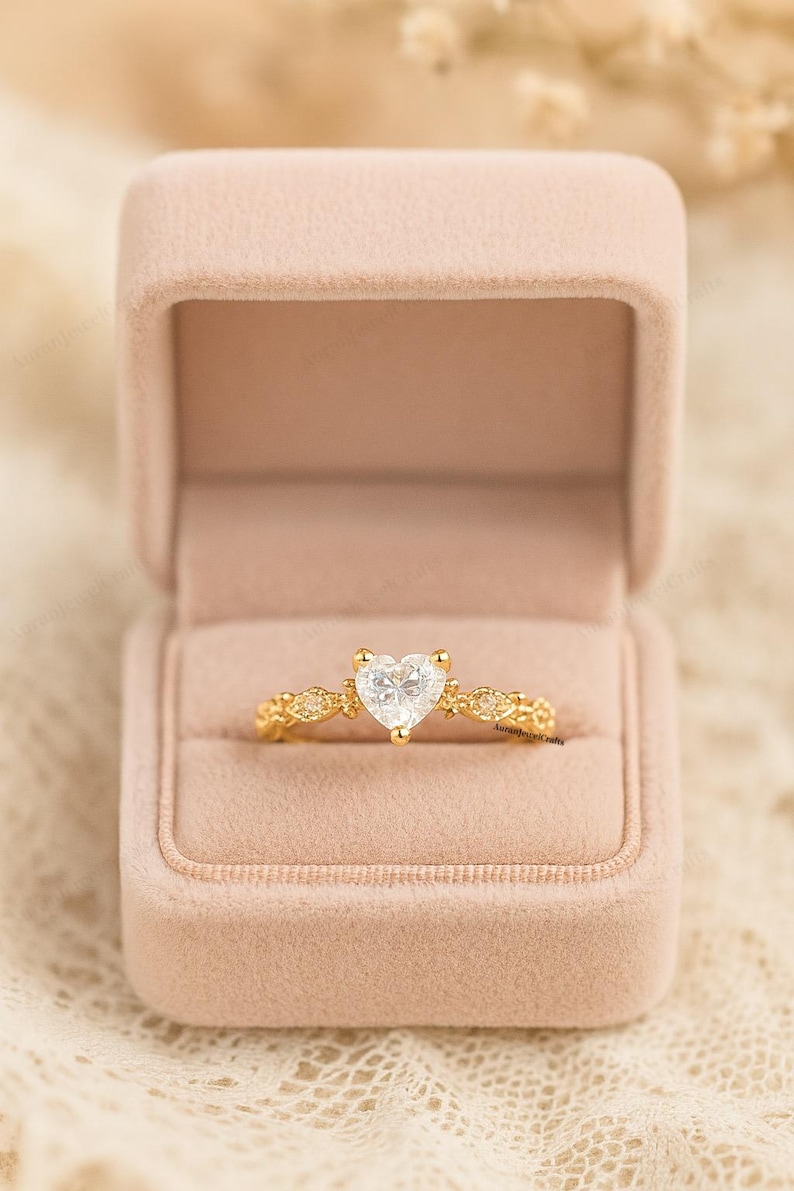 Elegant hjärtformad förlovningsring, hjärtslipad moissanitring, löftering i 14 karat guld för henne, minimalistisk bröllopspresent till alla hjärtans dag, julklapp bild 3