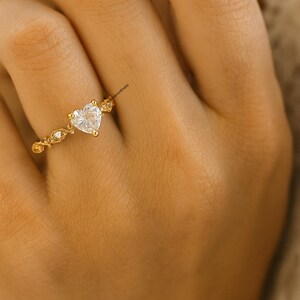 Elegant hjärtformad förlovningsring, hjärtslipad moissanitring, löftering i 14 karat guld för henne, minimalistisk bröllopspresent till alla hjärtans dag, julklapp bild 2