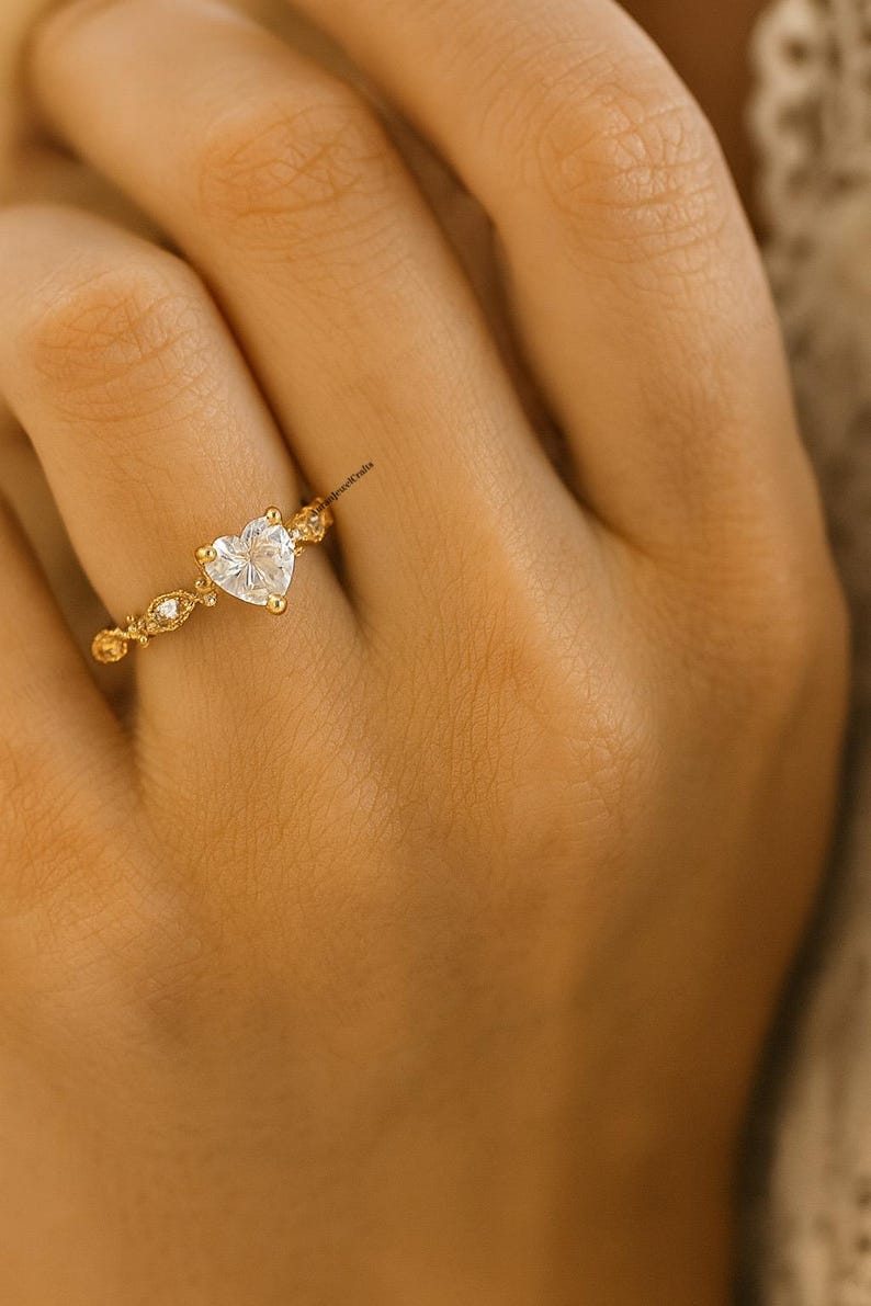 Elegant hjärtformad förlovningsring, hjärtslipad moissanitring, löftering i 14 karat guld för henne, minimalistisk bröllopspresent till alla hjärtans dag, julklapp bild 2