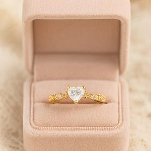Elegant hjärtformad förlovningsring, hjärtslipad moissanitring, löftering i 14 karat guld för henne, minimalistisk bröllopspresent till alla hjärtans dag, julklapp bild 6