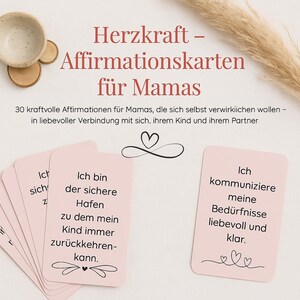 Może przedstawiać: Różowe karty afirmacyjne z niemieckim tekstem, w tym "Herzkraft - Affirmationskarten für Mamas". Karty mają wzór serca i są prezentowane z małą miseczką i elementami dekoracyjnymi.