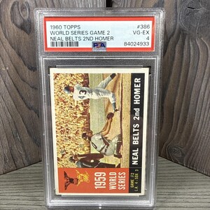 Puede incluir: Una tarjeta de béisbol Topps vintage de 1960 con el 2º jonrón de Neal Belts del Juego 2 de la Serie Mundial. La tarjeta está calificada como VG-EX 4 y está encerrada en un soporte protector. El diseño de la tarjeta incluye fotos de acción del juego.