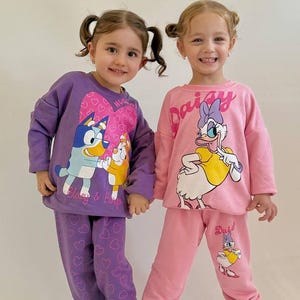 Conjunto de 2 peças de moletom com estampa de desenho animado para meninas | Conjunto infantil de moletom e calça Daisy Duck & Bluey | Ideia fofa para presente de pijama infantil unissex